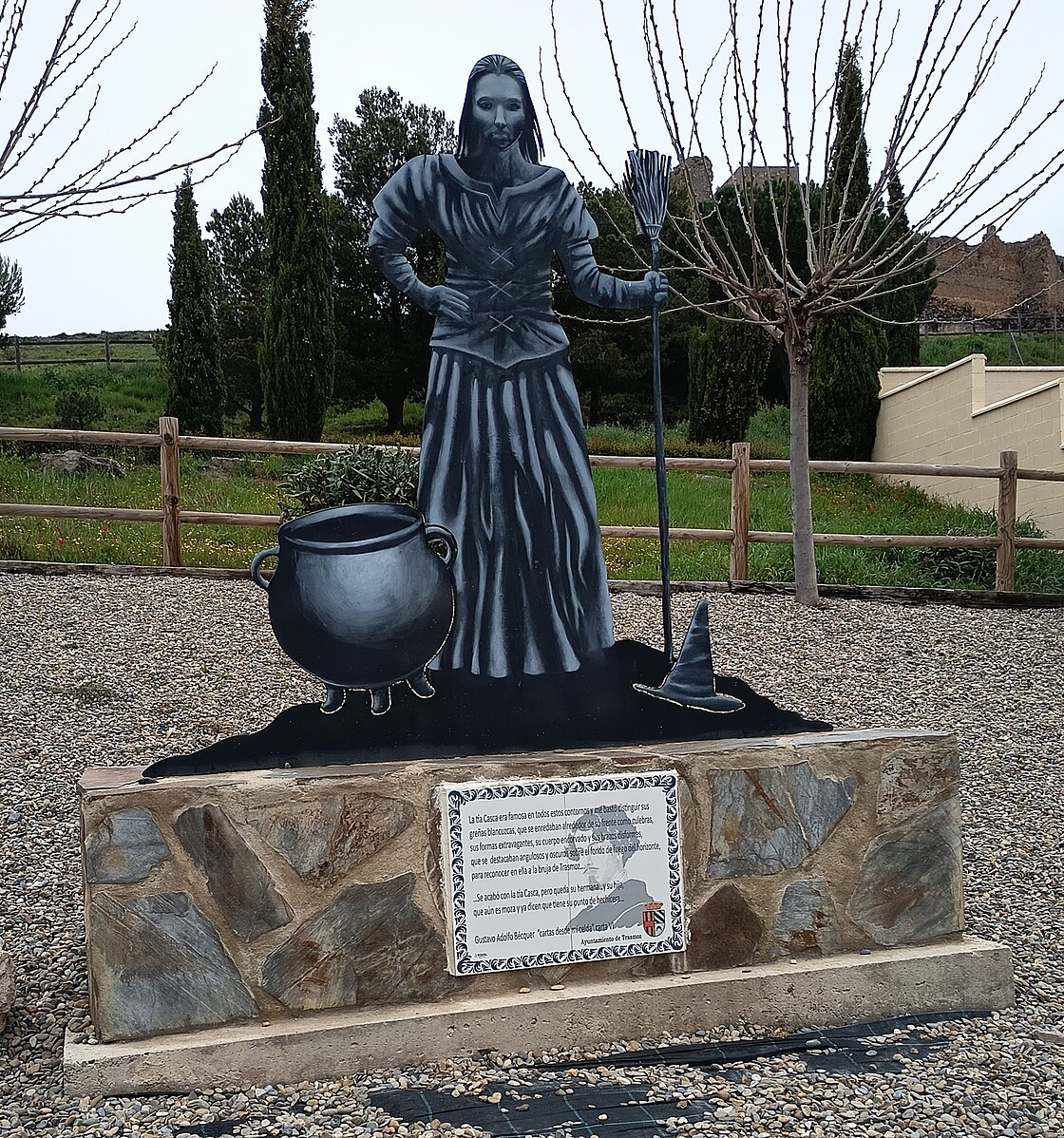 Statue dedicated to La Tia Casca