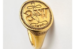 True lover's knot engraved on the purported Shakespeare's signet ring